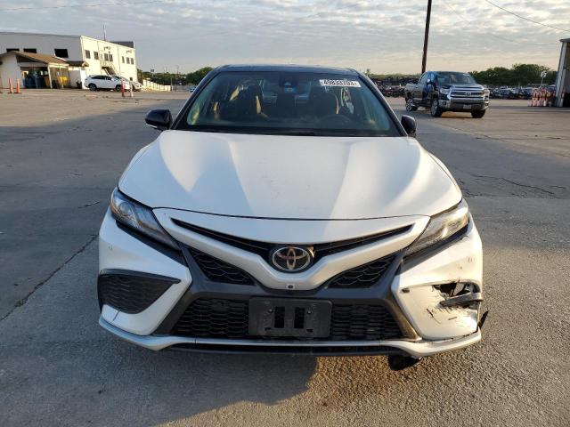 4T1KZ1AK5MU060077 - 2021 TOYOTA CAMRY TRD WHITE photo 5