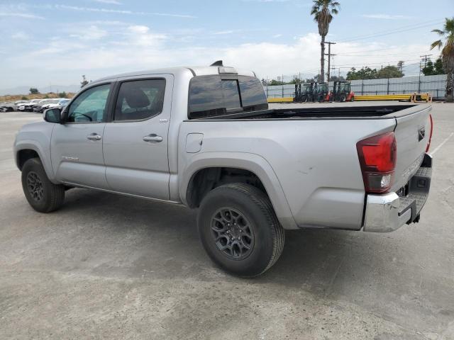 3TMAZ5CN8JM069371 - 2018 TOYOTA TACOMA DOUBLE CAB SILVER photo 2