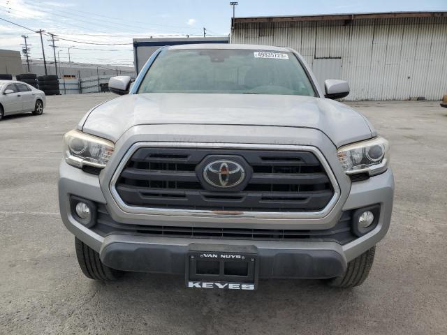 3TMAZ5CN8JM069371 - 2018 TOYOTA TACOMA DOUBLE CAB SILVER photo 5