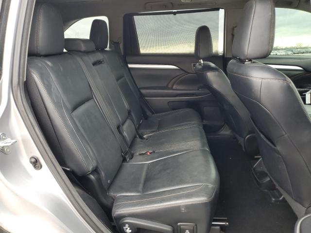 5TDKKRFH9FS068999 - 2015 TOYOTA HIGHLANDER XLE 银色 照片 11