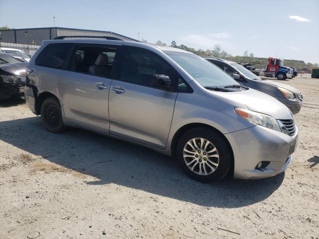 5TDYK3DC8FS658657 - 2015 TOYOTA SIENNA XLE SILVER photo 4