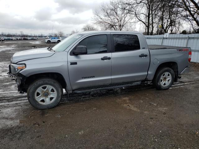 5TFDY5F18JX708237 - 2018 TOYOTA TUNDRA CREWMAX SR5 SILVER photo 1