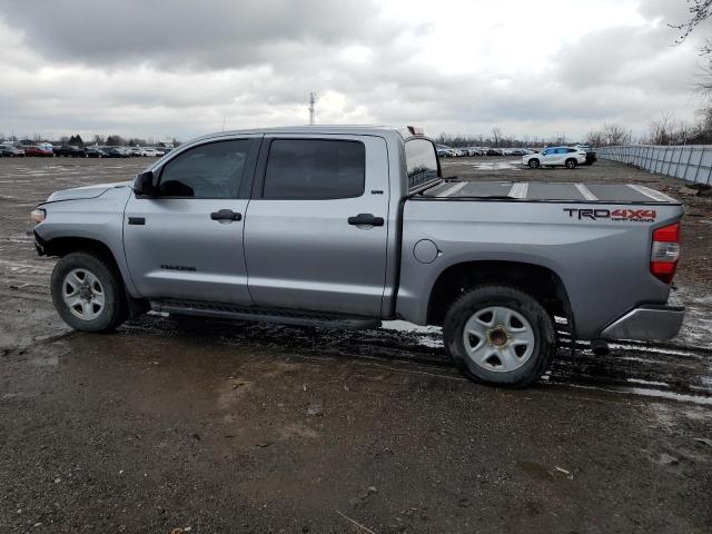 5TFDY5F18JX708237 - 2018 TOYOTA TUNDRA CREWMAX SR5 SILVER photo 2