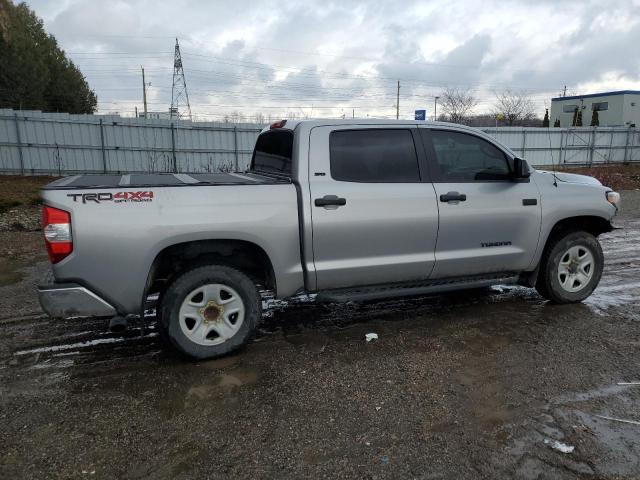 5TFDY5F18JX708237 - 2018 TOYOTA TUNDRA CREWMAX SR5 SILVER photo 3