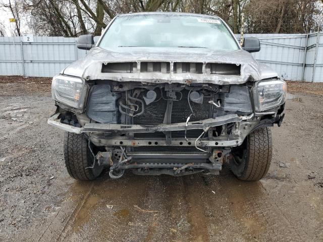 5TFDY5F18JX708237 - 2018 TOYOTA TUNDRA CREWMAX SR5 SILVER photo 5