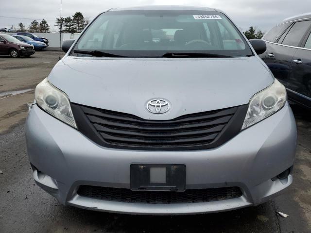 5TDZK3DC8DS381770 - 2013 TOYOTA SIENNA SILVER photo 5