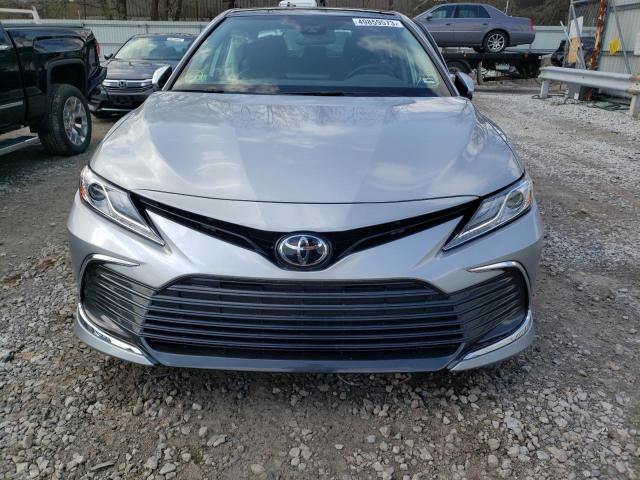 4T1F11BK5NU064297 - 2022 TOYOTA CAMRY XLE SILVER photo 5