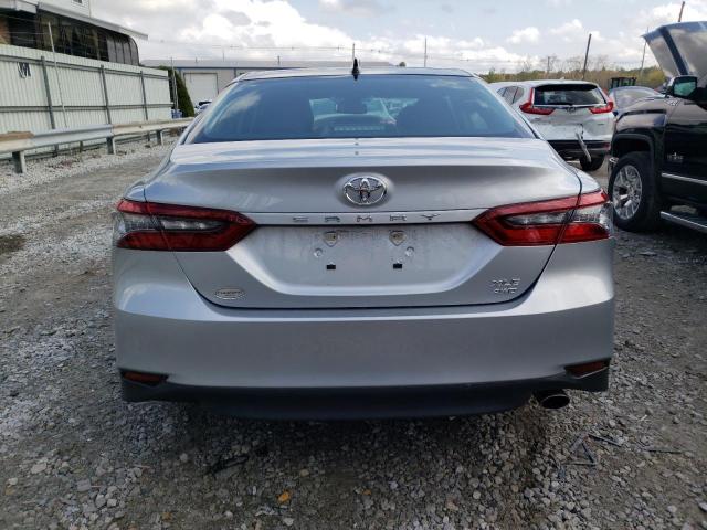 4T1F11BK5NU064297 - 2022 TOYOTA CAMRY XLE SILVER photo 6