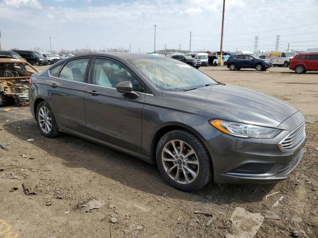 3FA6P0H73HR200279 - 2017 FORD FUSION SE GRAY photo 4