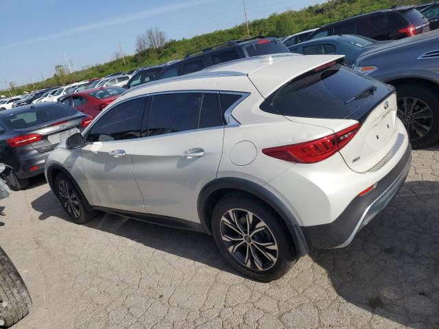 SJKCH5CR3JA041258 - 2018 INFINITI QX30 BASE WHITE photo 2