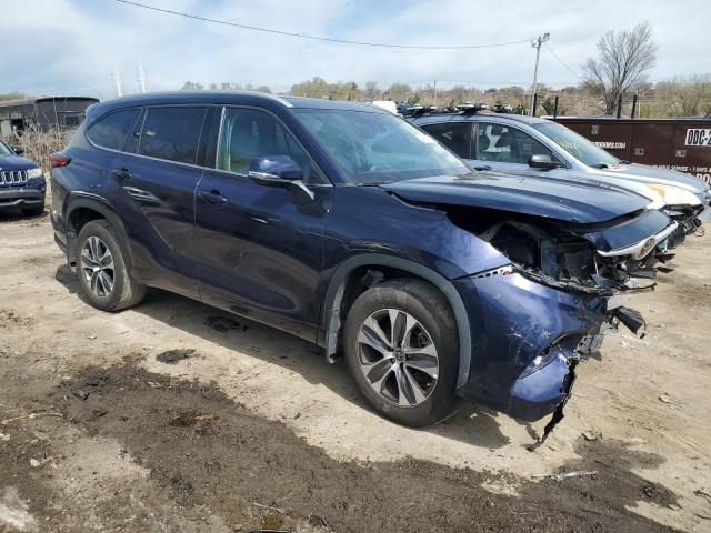 5TDGZRBH0NS589552 - 2022 TOYOTA HIGHLANDER XLE BLUE photo 4