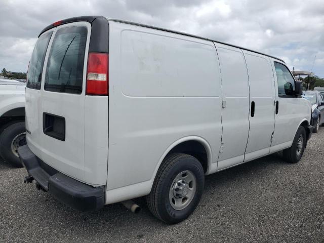 1GCWGAFF8H1118083 - 2017 CHEVROLET EXPRESS G2 WHITE photo 3