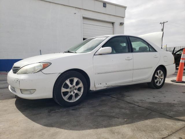 4T1BE30K75U552393 - 2005 TOYOTA CAMRY LE WHITE photo 1