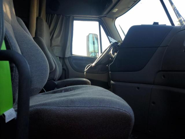 3AKJGLDR9JSHP1180 - 2018 FREIGHTLINER CASCADIA 1 WHITE photo 5