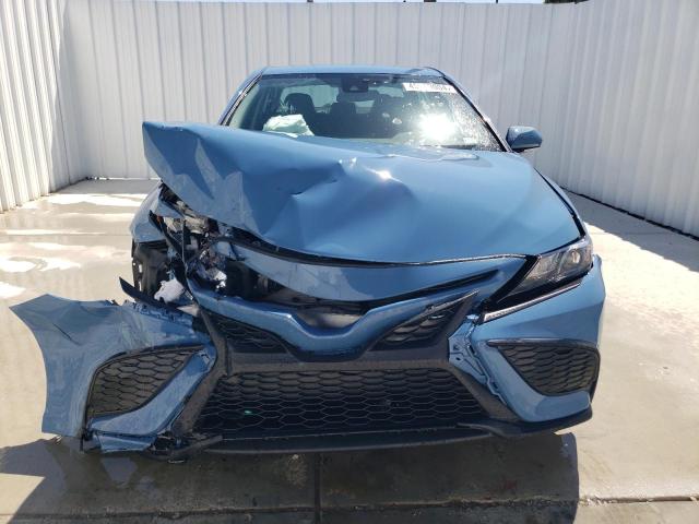 4T1G11AK5RU234525 - 2024 TOYOTA CAMRY SE NIGHT SHADE BLUE photo 5