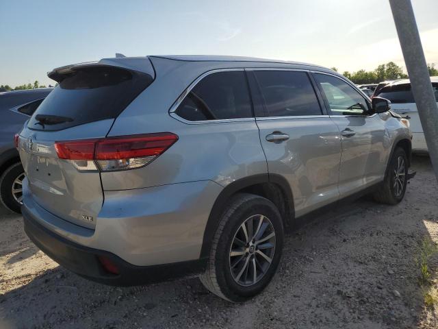 5TDKZRFH1KS557516 - 2019 TOYOTA HIGHLANDER SE SILVER photo 3