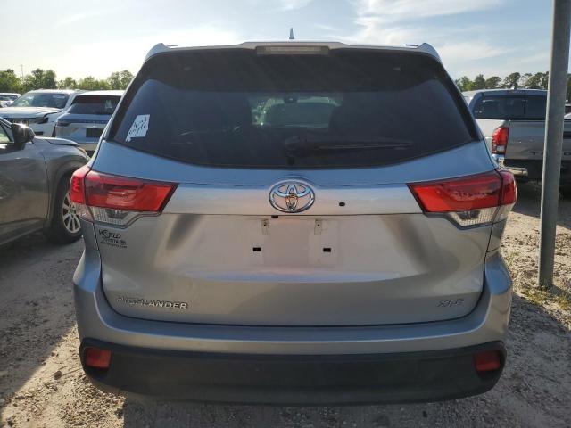 5TDKZRFH1KS557516 - 2019 TOYOTA HIGHLANDER SE SILVER photo 6