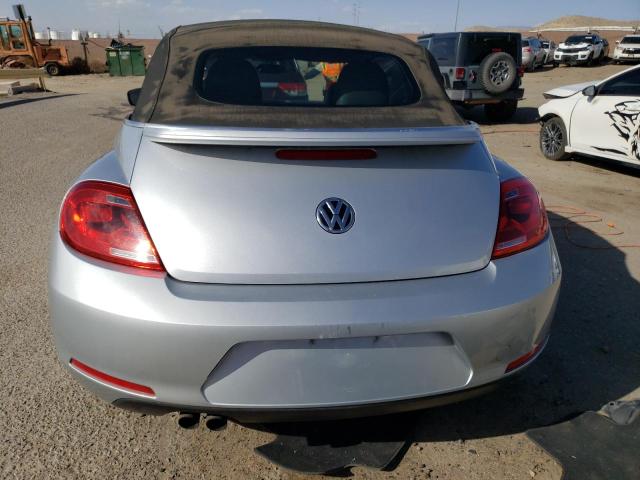3VW517AT7FM805632 - 2015 VOLKSWAGEN BEETLE 1.8T SILVER photo 6