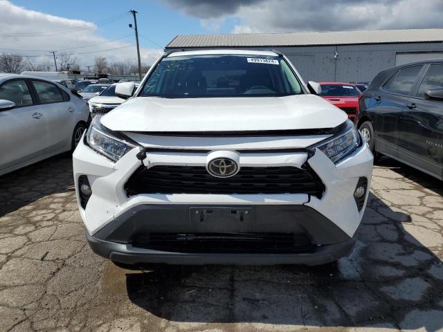 2T3P1RFV5KW072491 - 2019 TOYOTA RAV4 XLE WHITE photo 5