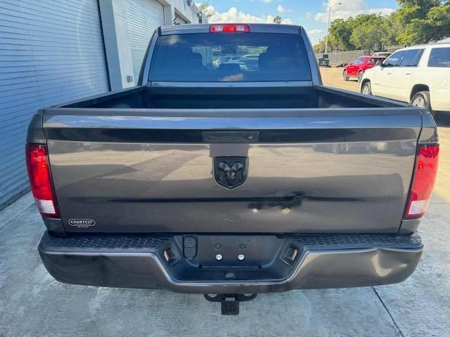 1C6RR6KGXHS679437 - 2017 RAM 1500 ST GRAY photo 6