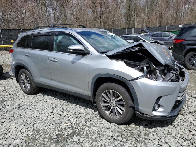 5TDJZRFH2KS572294 - 2019 TOYOTA HIGHLANDER SE SILVER photo 4