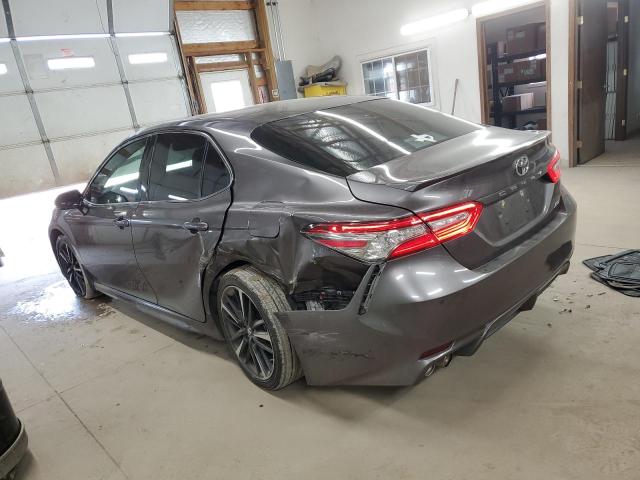 4T1B61HK2JU104773 - 2018 TOYOTA CAMRY XSE GRAY photo 2