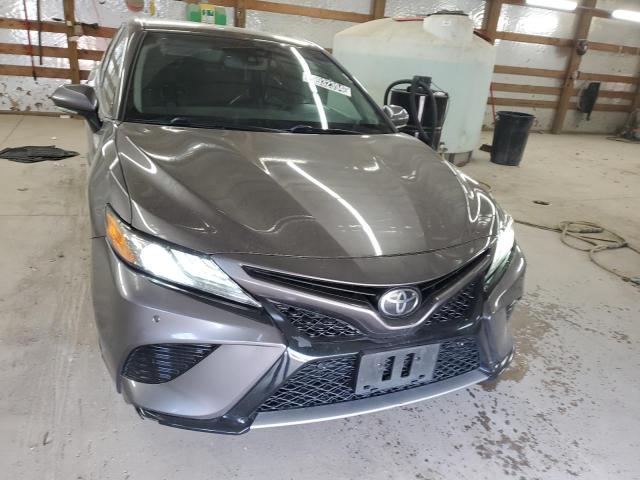 4T1B61HK2JU104773 - 2018 TOYOTA CAMRY XSE GRAY photo 5