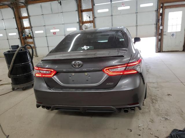 4T1B61HK2JU104773 - 2018 TOYOTA CAMRY XSE GRAY photo 6