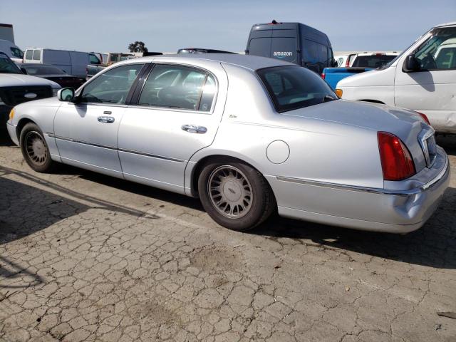 1LNHM83W52Y658323 - 2002 LINCOLN TOWN CARTIER SILVER photo 2