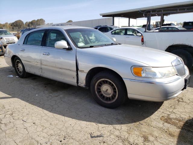 1LNHM83W52Y658323 - 2002 LINCOLN TOWN CARTIER SILVER photo 4