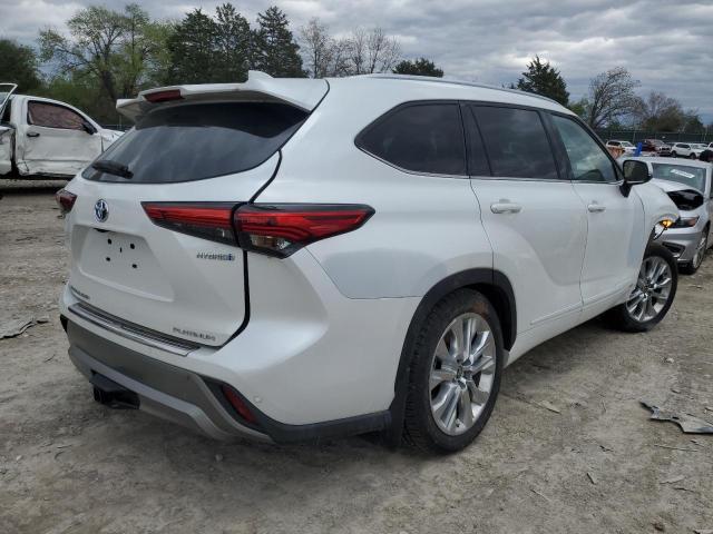 5TDEBRCH5NS084696 - 2022 TOYOTA HIGHLANDER HYBRID PLATINUM WHITE photo 3