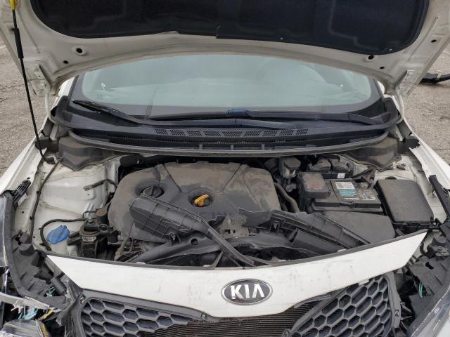 KNAFK4A62G5617330 - 2016 KIA FORTE LX WHITE photo 11