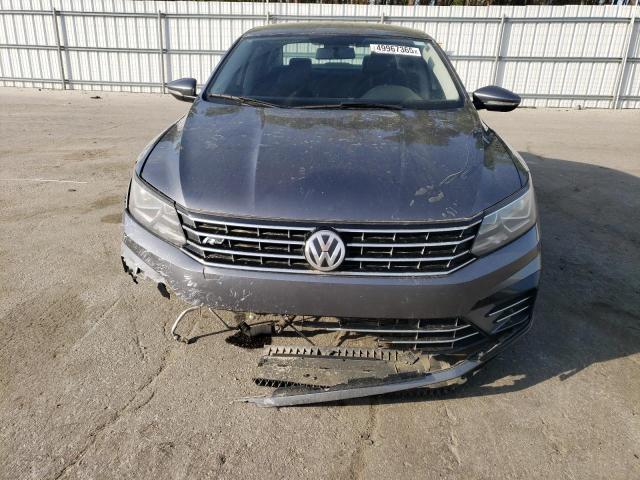 1VWDT7A33HC073977 - 2017 VOLKSWAGEN PASSAT R-LINE Մոխրագույն լուսանկար 5