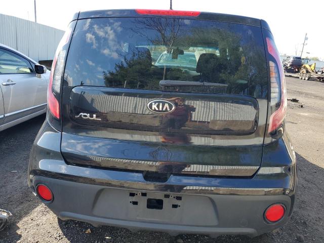 KNDJN2A24J7572103 - 2018 KIA SOUL BLACK photo 6