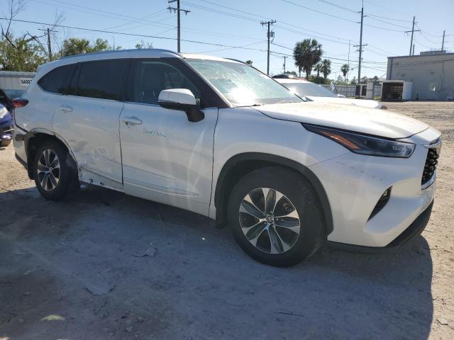 5TDGZRBH1MS061842 - 2021 TOYOTA HIGHLANDER XLE WHITE photo 4