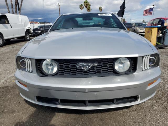 1ZVHT82H255130607 - 2005 FORD MUSTANG GT SILVER photo 5