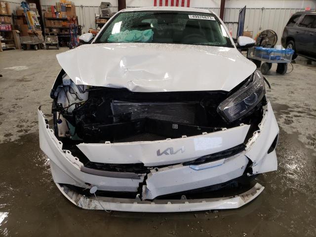 3KPF24AD9NE474864 - 2022 KIA FORTE FE WHITE photo 5