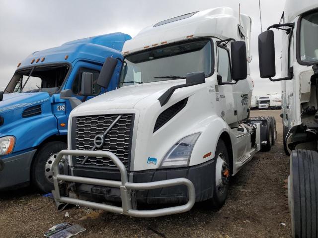 4V4NC9EH5MN284822 - 2021 VOLVO VN VNL WHITE photo 2