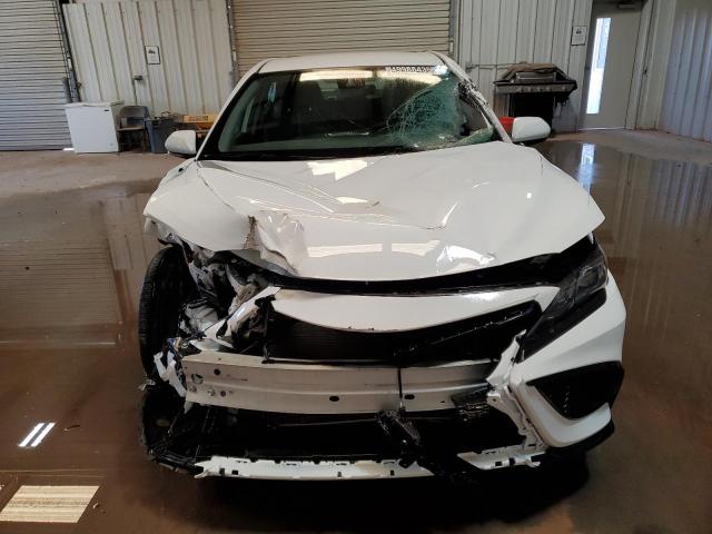 4T1G11AK8RU903404 - 2024 TOYOTA CAMRY SE NIGHT SHADE WHITE photo 5