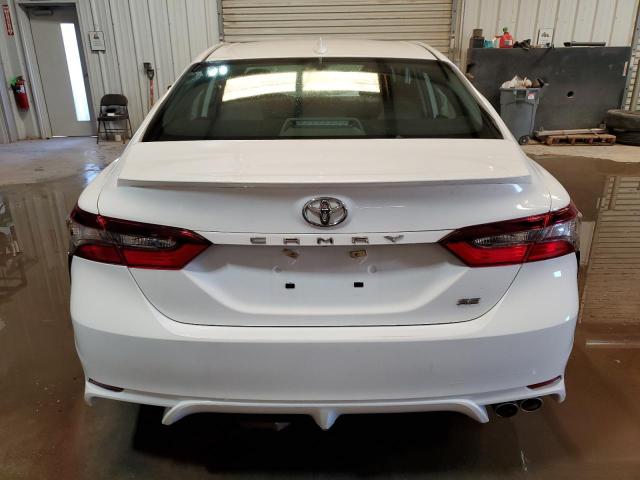 4T1G11AK8RU903404 - 2024 TOYOTA CAMRY SE NIGHT SHADE WHITE photo 6