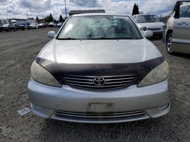 JTDBE32K253035655 - 2005 TOYOTA CAMRY LE SILVER photo 5