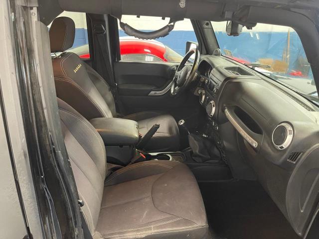 1C4BJWEG9DL684453 - 2013 JEEP WRANGLER U SAHARA BLACK photo 5