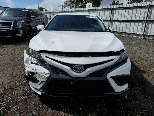 4T1G31AKXRU068027 - 2024 TOYOTA CAMRY SE NIGHT SHADE WHITE photo 5