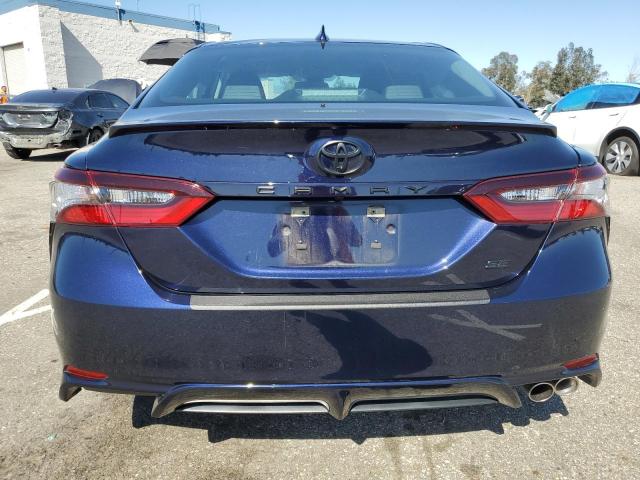 4T1G11AK2MU616035 - 2021 TOYOTA CAMRY SE BLUE photo 6