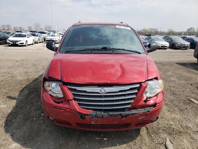 2C4GP64L95R135802 - 2005 CHRYSLER TOWN & COU LIMITED RED photo 5