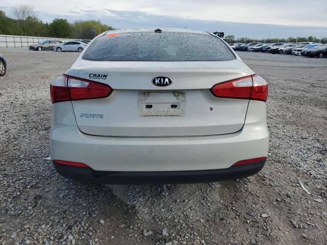 KNAFK4A62F5357932 - 2015 KIA FORTE LX WHITE photo 6