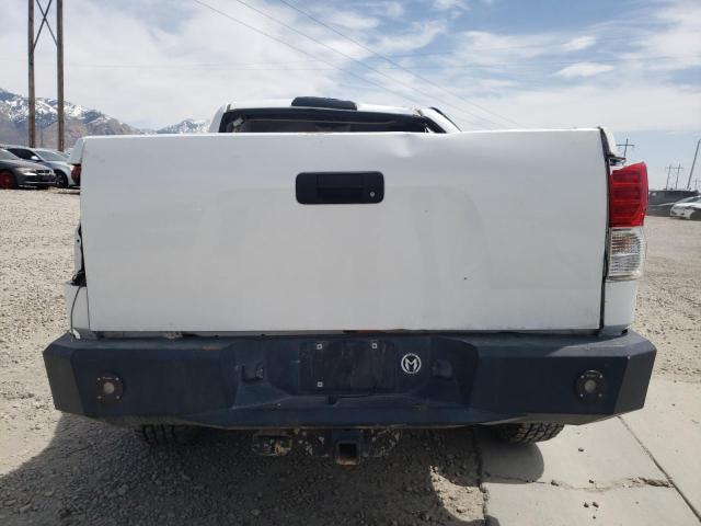 5TFDW5F1XDX304477 - 2013 TOYOTA TUNDRA CREWMAX SR5 WHITE photo 6