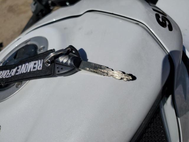 JS1DM11B3P7100309 - 2023 SUZUKI GSX-R1000 WHITE photo 8