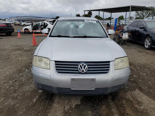 WVWPD63B94E312572 - 2004 VOLKSWAGEN PASSAT GLS SILVER photo 5