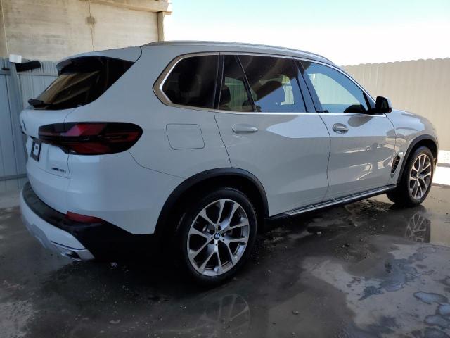 5UX23EU06R9T41515 - 2024 BMW X5 XDRIVE40I WHITE photo 3